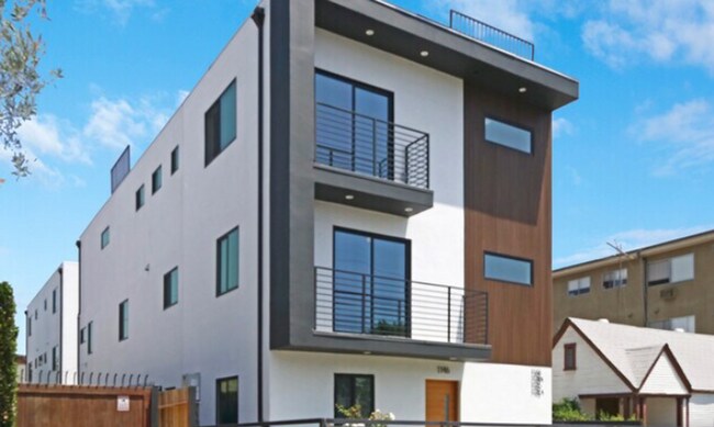 Building Photo - Newer Townhouse Available!