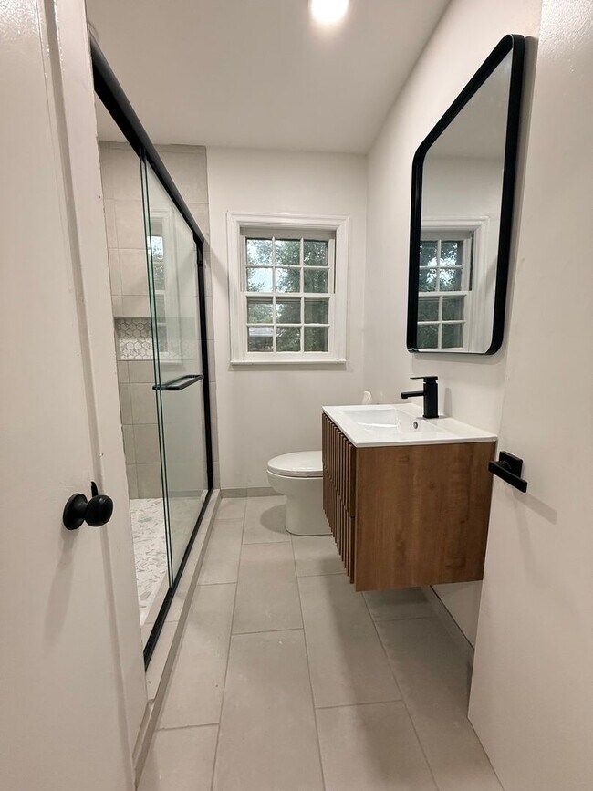 Building Photo - Completely renovated 5-bedroom, 3-bathroom home in the highly desirable Dalraida