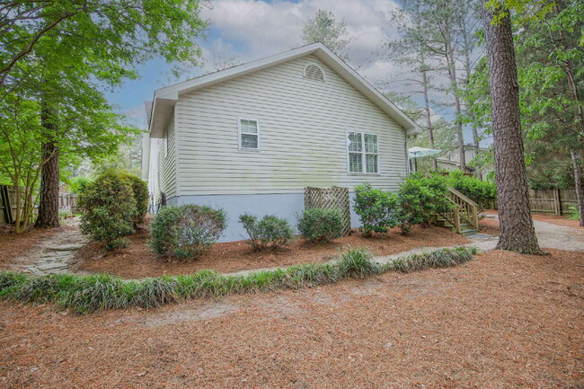 Building Photo - 225 Adams Cir