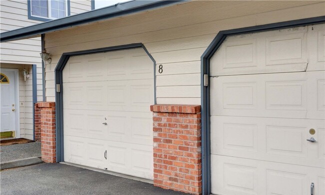 Building Photo - 3 bed 1.5 bath townhome in the prime locat...