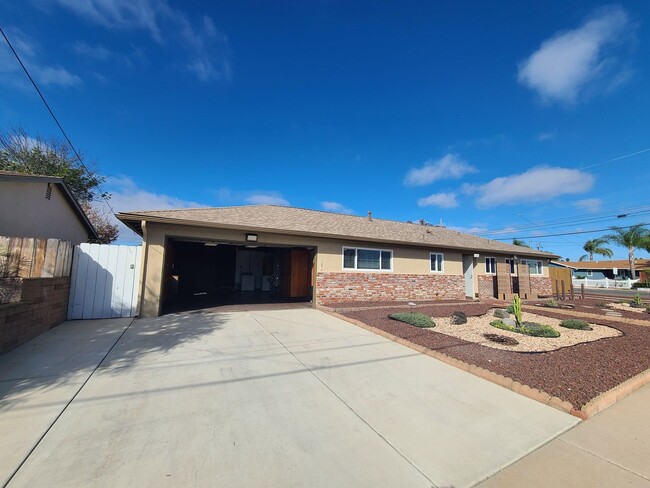 Building Photo - Spacious 4 bed 2 bath + 2 car garage & lar...