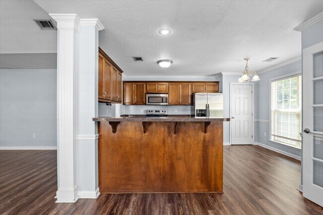 Building Photo - 570 Lory Ln