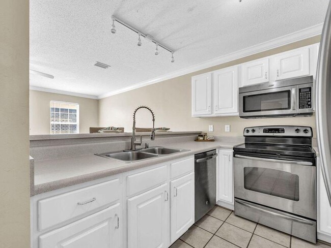 Building Photo - 983 Scenic Oak Ln