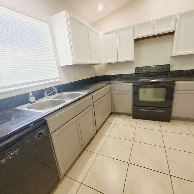 Building Photo - 777/779 Bedford Drive