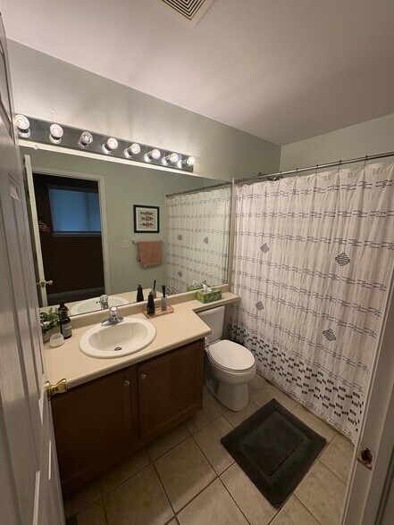 Guest Bath Upstairs - 12151 Cherrywood St