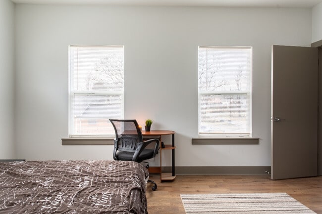 Building Photo - 1044 2nd Ave S