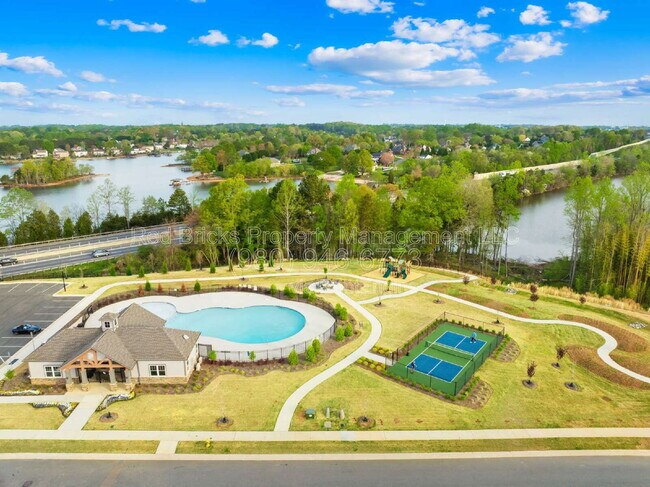 Building Photo - 104 Winterberry St