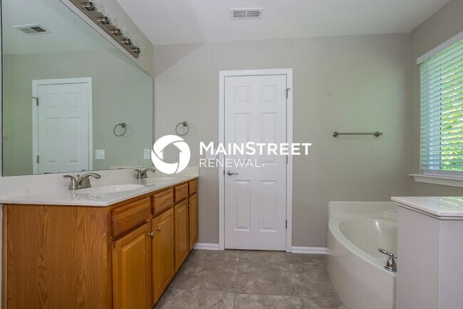 Building Photo - 3 Bedroom Pet-Friendly Home in Charlotte, NC with Main Street Renewal