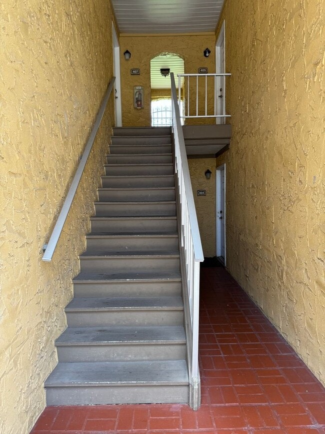 Building Photo - Beautiful 2BR/2BA Condo in Sarasota!