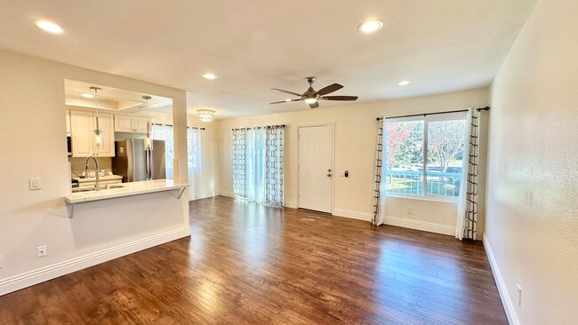 Building Photo - Beautifully Updated & Remodeled Upstairs C...