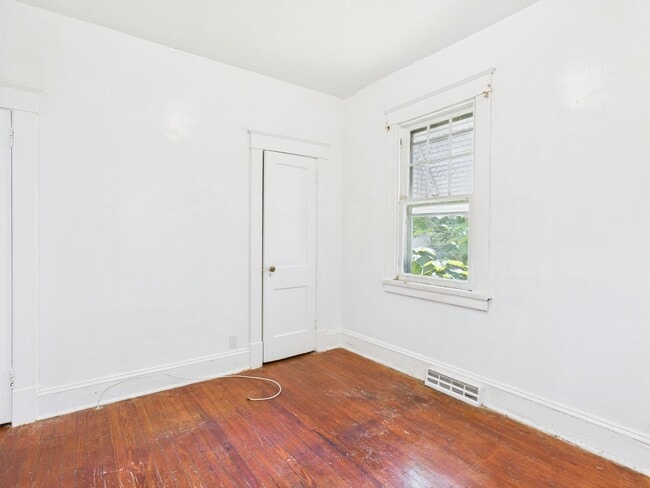 Building Photo - 2404 Yorktown Ave