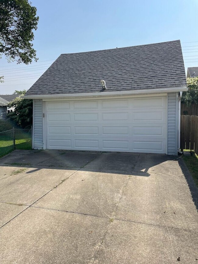 Building Photo - Three bedroom 1 1/2 bathroom home for rent