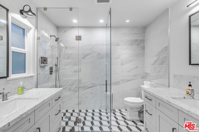 Building Photo - 3935 Kentucky Dr