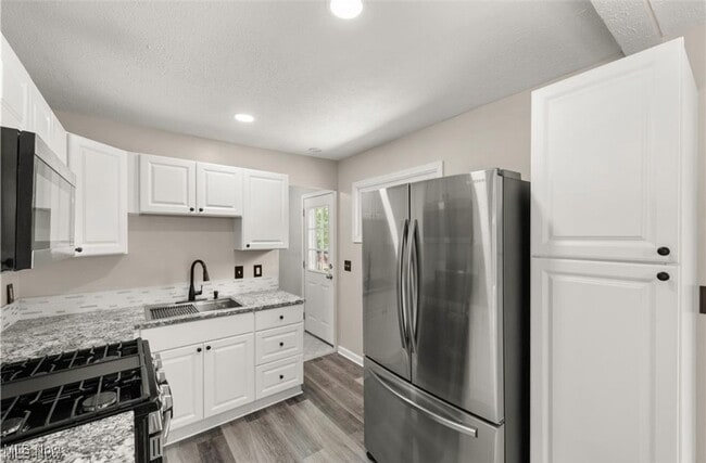 Building Photo - 794 Robinhood Dr