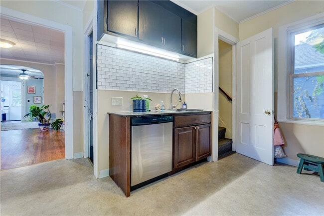 Building Photo - 284 Benton St