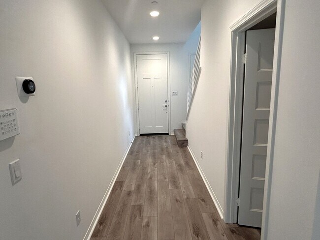 Building Photo - POWELL WAY UNIT 104 CORONA 92883  (3 BED / 2.5 BATH)