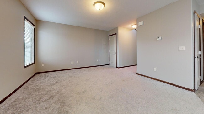 Building Photo - "Charming 3-Bed Townhouse with 2.5 Baths &...