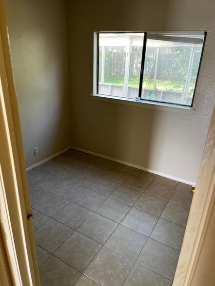 Building Photo - 4011 Colonial Sun Dr