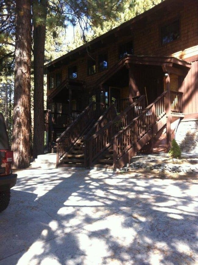 Building Photo - Charming 3-bedroom Lodge-Style Townhouse