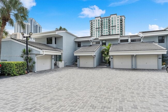 Building Photo - 300 Poinciana Island Dr
