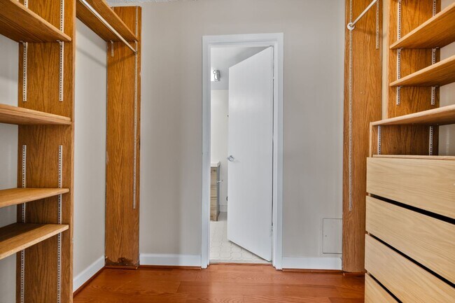 Building Photo - Spacious Renovated Dupont Circle Condo Walking Distance to Metro!