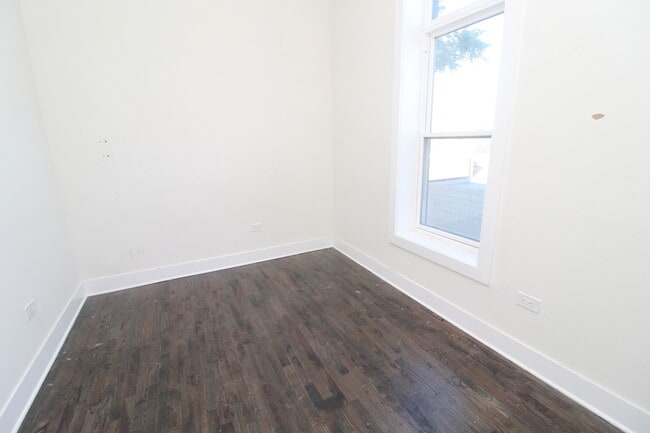 Building Photo - 2362 N Clybourn Ave