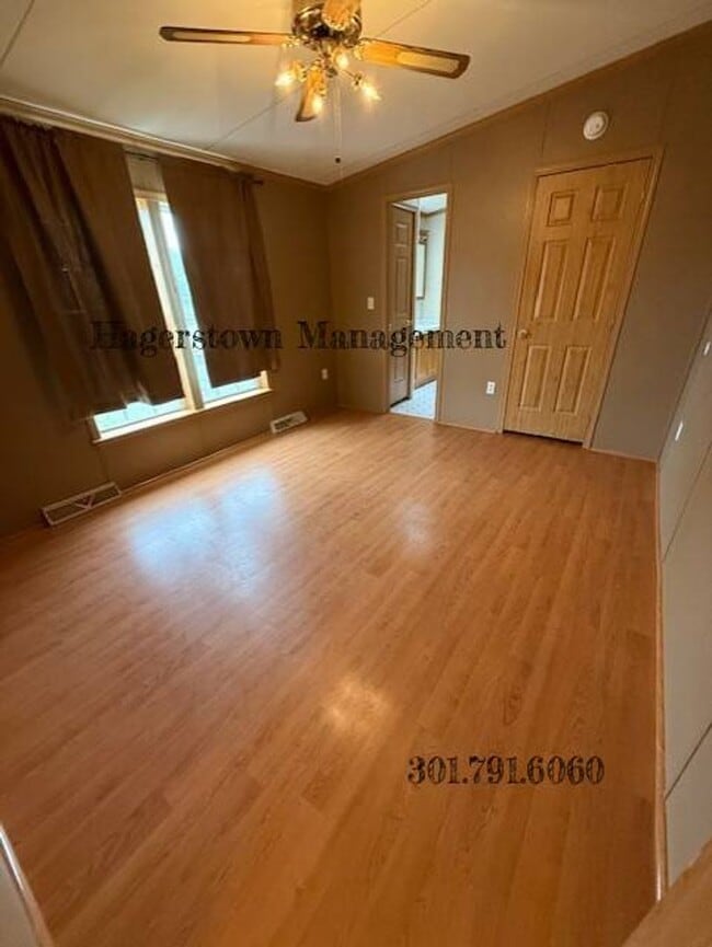 Building Photo - 3 Bedroom, 2 Bath Manufactured Home in Highland Manor
