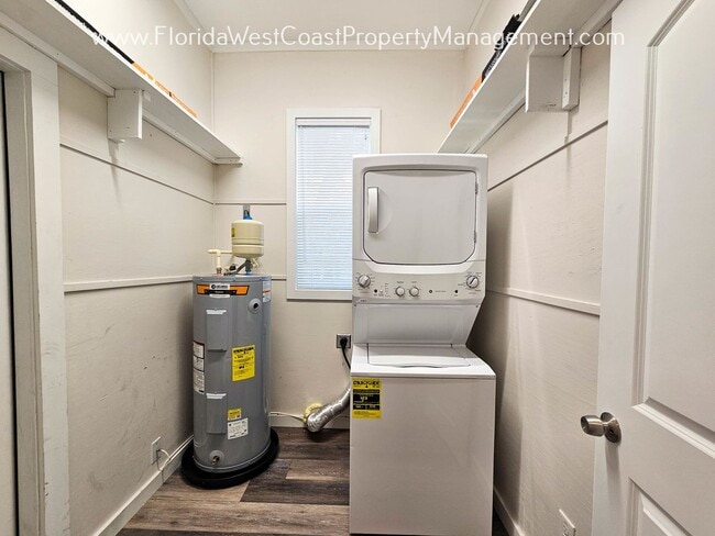 Building Photo - ADORABLE 2 BEDROOM/1 BATH COTTAGE! BRADENTON! ANNUAL LEASE!