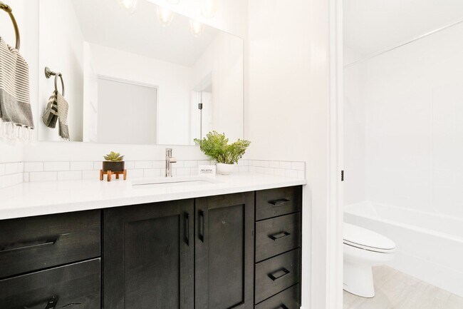 Building Photo - Low Maintenance Meridian Townhome!