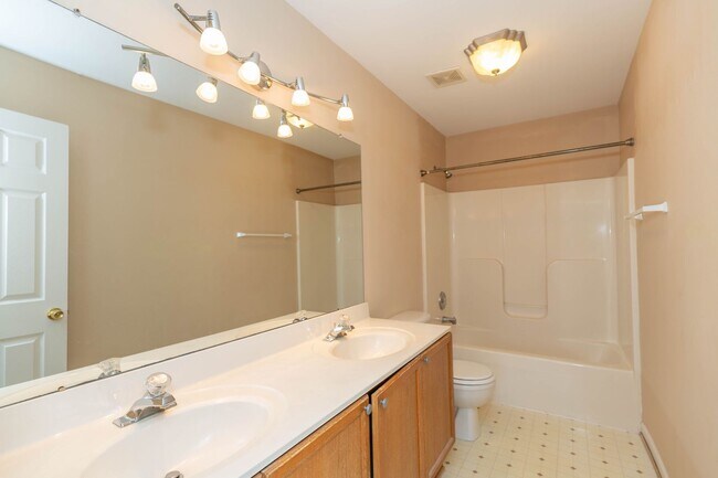 Building Photo - 4 bed, 2.5 bath Single Family Home in Charles Town's Locust Hill Community