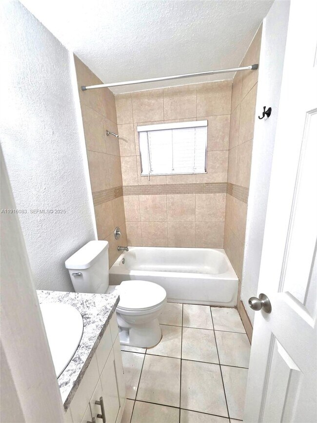 Building Photo - 422 NE 166th St