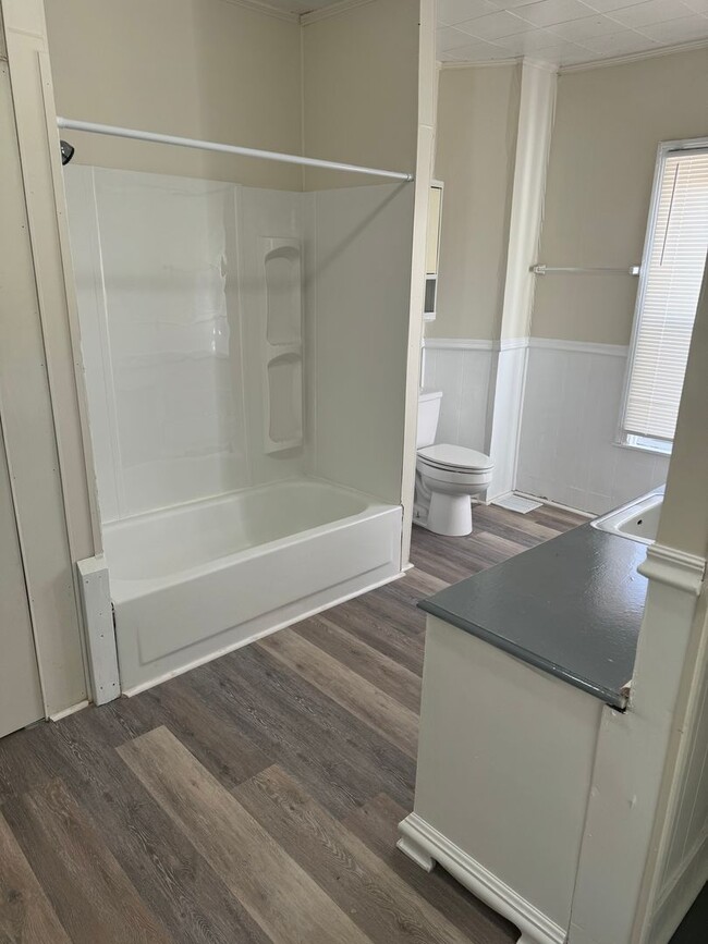 Building Photo - 3 bedroom, 1 bath, 3 story half double house