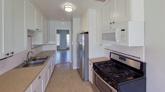 Building Photo - 270 La Verne Ave