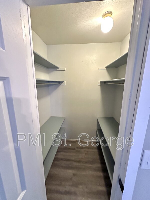 Building Photo - 460 S Main St