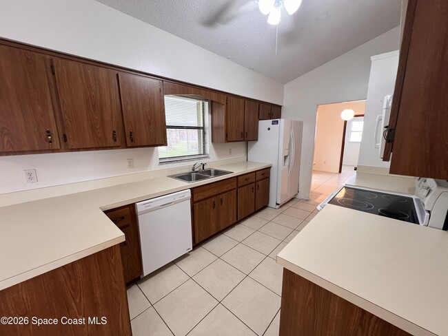 Building Photo - 818 7 Gables Cir SE