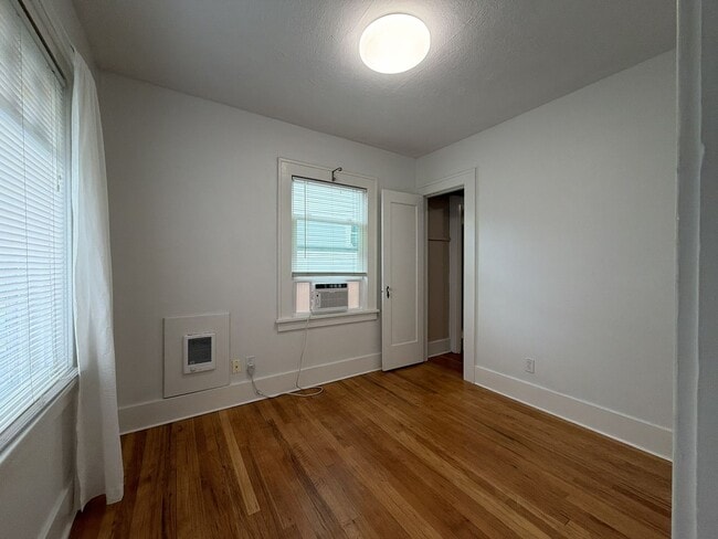 Building Photo - 7333 N Fenwick Ave