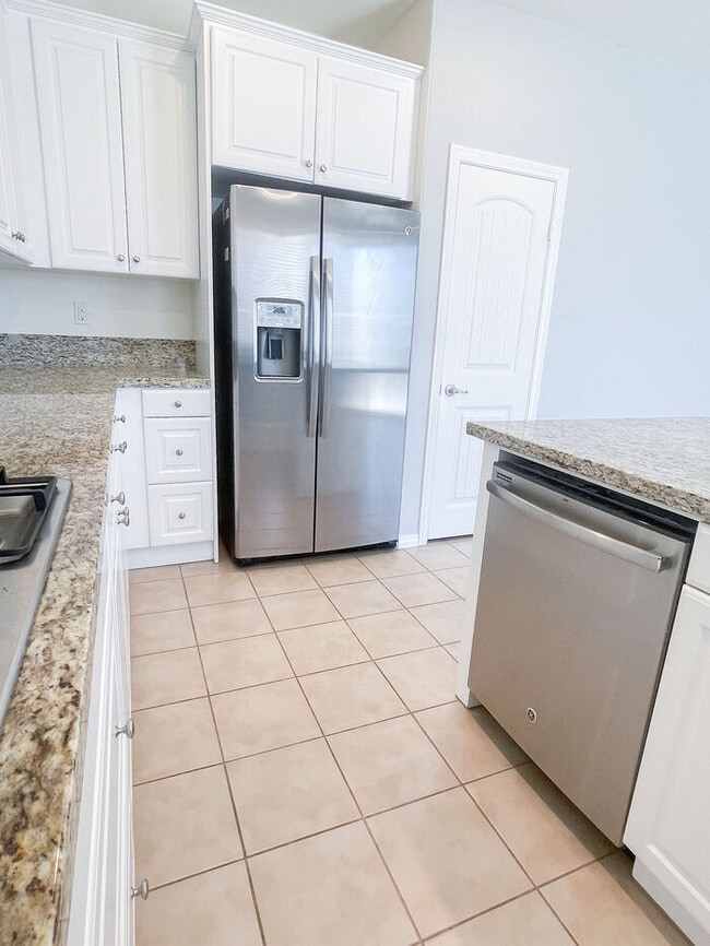 Building Photo - Beautiful 2 Story 4 Bedroom Home in Great ...
