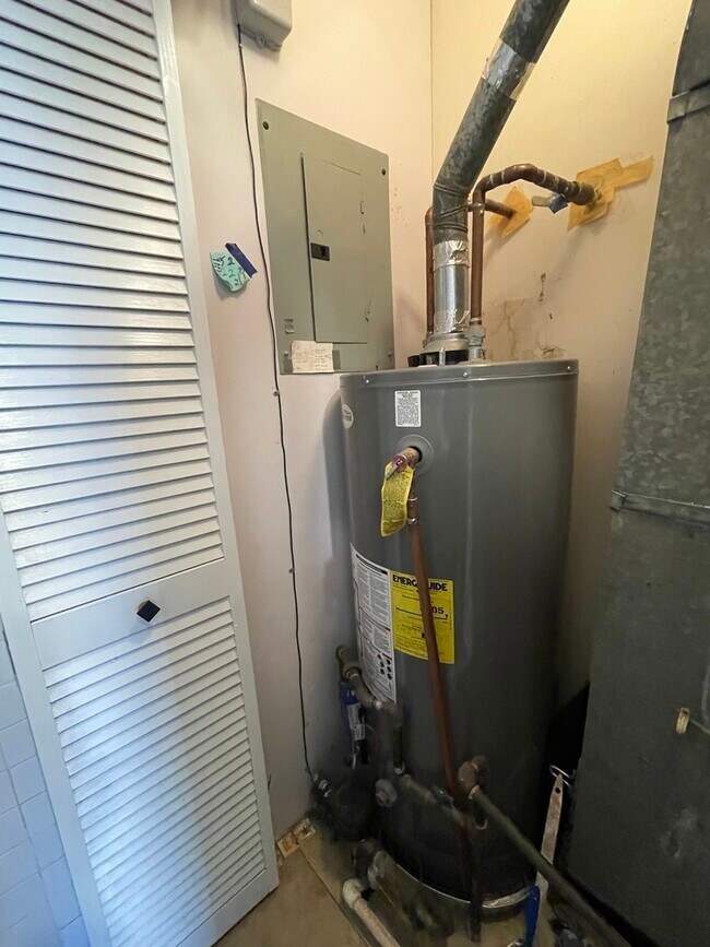 Building Photo - 479 James Ct