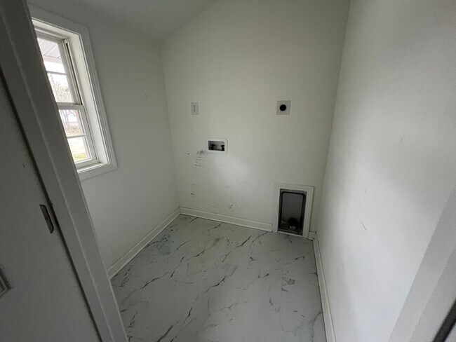 Building Photo - 3 Bedroom 2 Bathroom House for rent