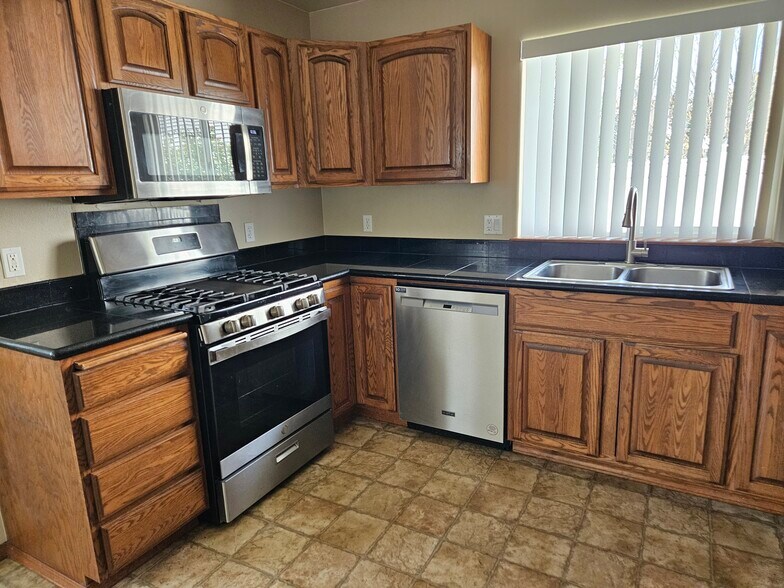 new stove - 2943 W Blueberry Cir