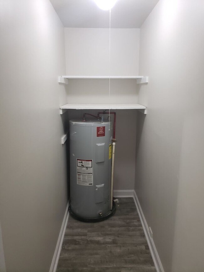 Building Photo - NEWLY RENOVATED 2 BEDROOM 1 BATH UNIT IN A...