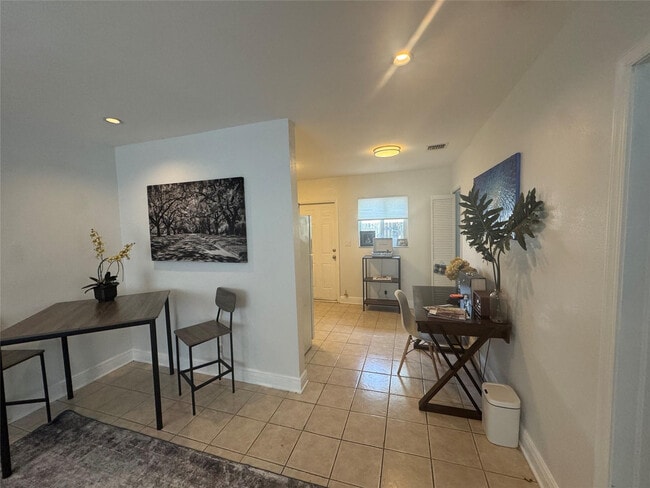 Building Photo - 1107 NW 4th Ave