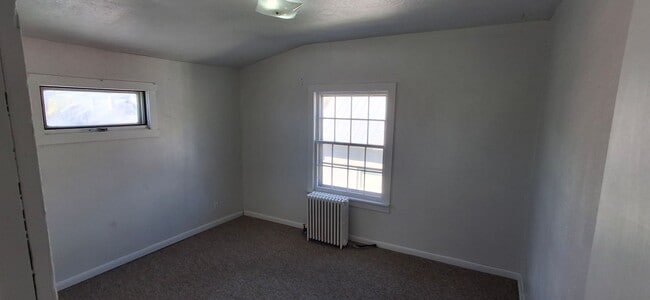 Building Photo - Spacious 4 Bedroom Stand Alone Home Near t...