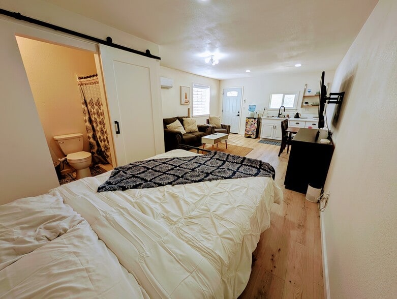 Bed view - 1140 Arcade Blvd