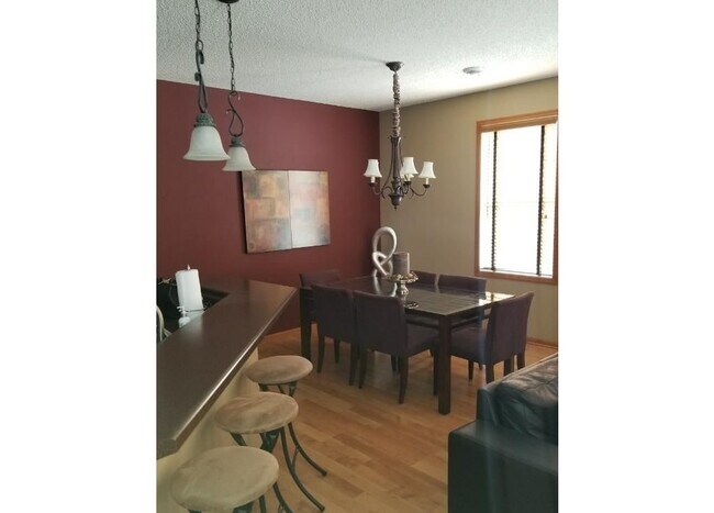 Building Photo - End-Unit Townhome *3Bd*2.5Ba plus loft*1767sqft. Community Pool! Available July 1st!