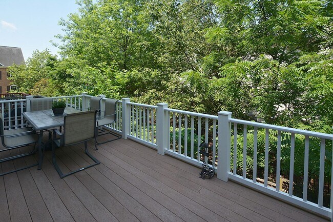 Building Photo - Beautiful Luxury TH with Deck & Patio!