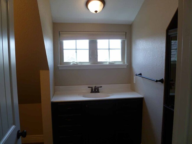 Building Photo - 3 Bedroom 2.5 Bathroom House