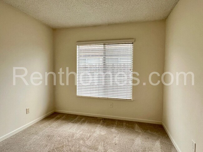 Building Photo - 11303 Kelowna Rd