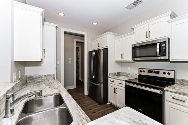 Building Photo - 2701 Maple Hill Dr