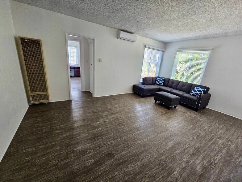 Building Photo - 1349 W 35th St